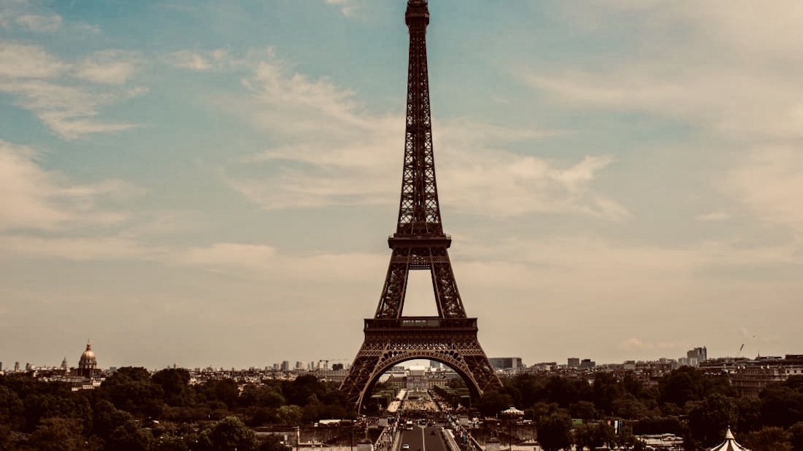 Subastaron en Francia una parte de la escalera original de la torre Eiffel