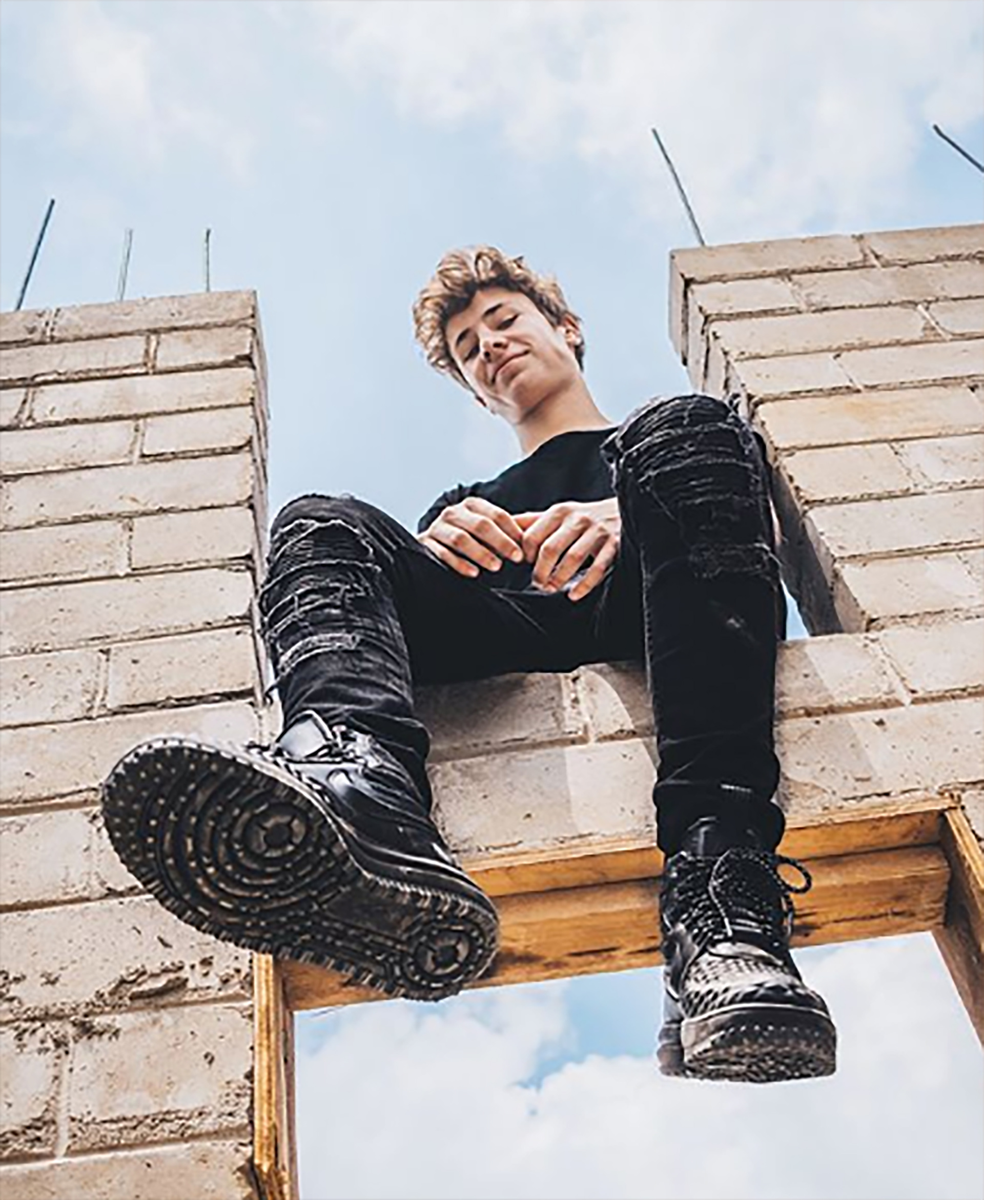 Juanpa Zurita compartió en Instagram imágenes sobre la construcción de los hogares (Foto: @eljuanpazurita)