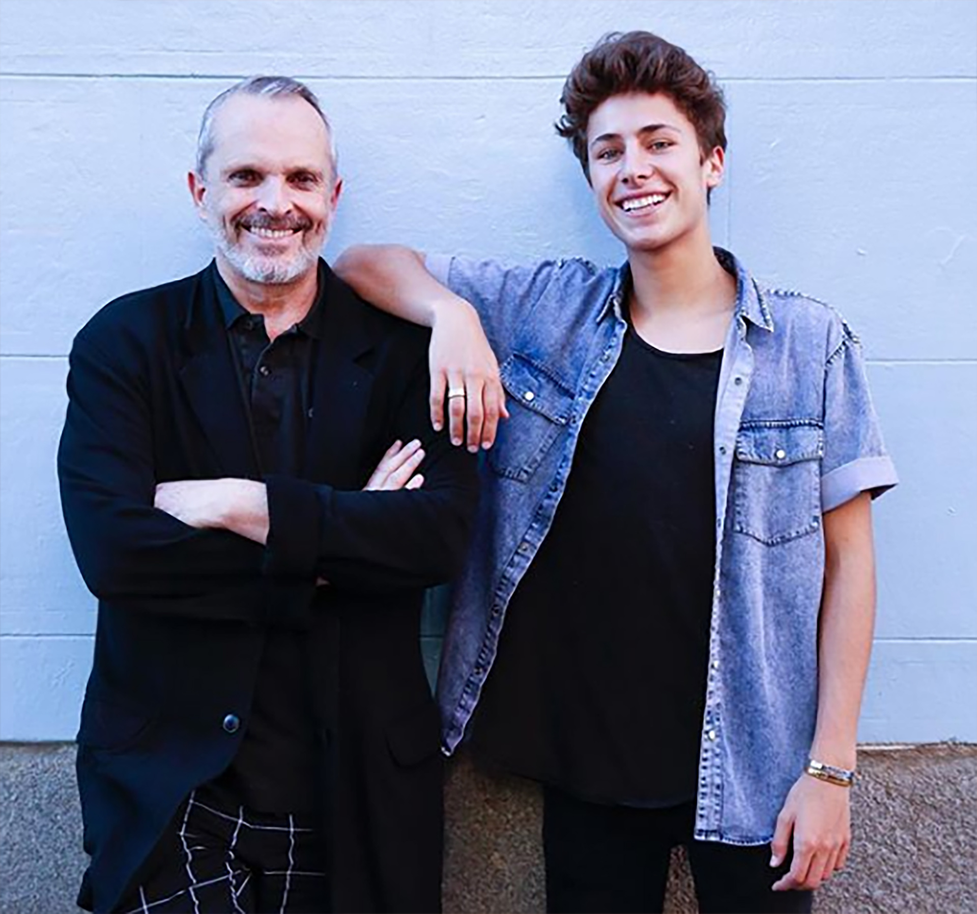 Miguel Bosé encuentra en el joven mexicano Juanpa Zurita su máximo apoyo (Foto: @eljuanpazurita)