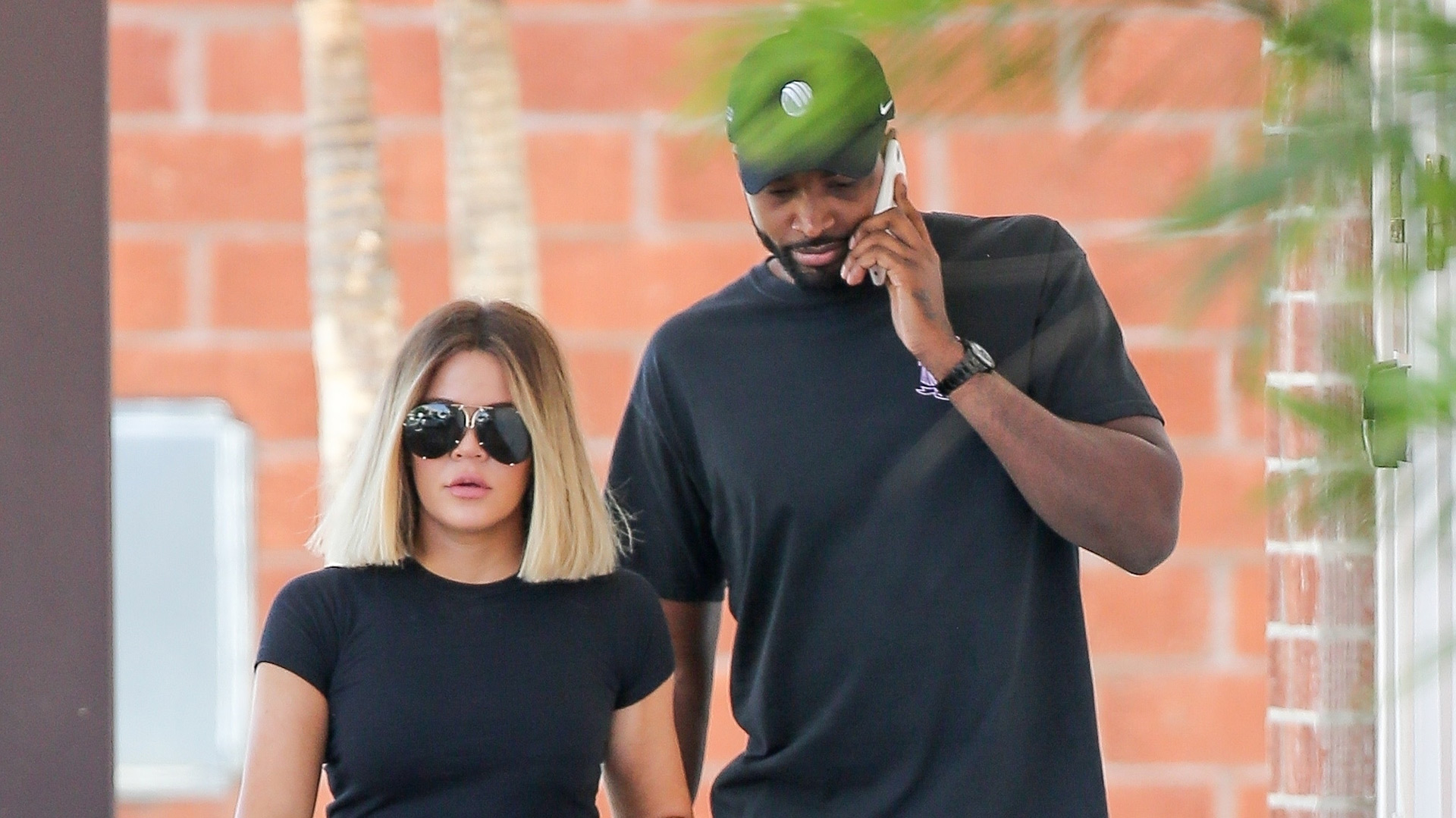 Khloe Kardashian y Tristan Thompson caminando juntos antes del escándalo de infidelidad (Grosby)