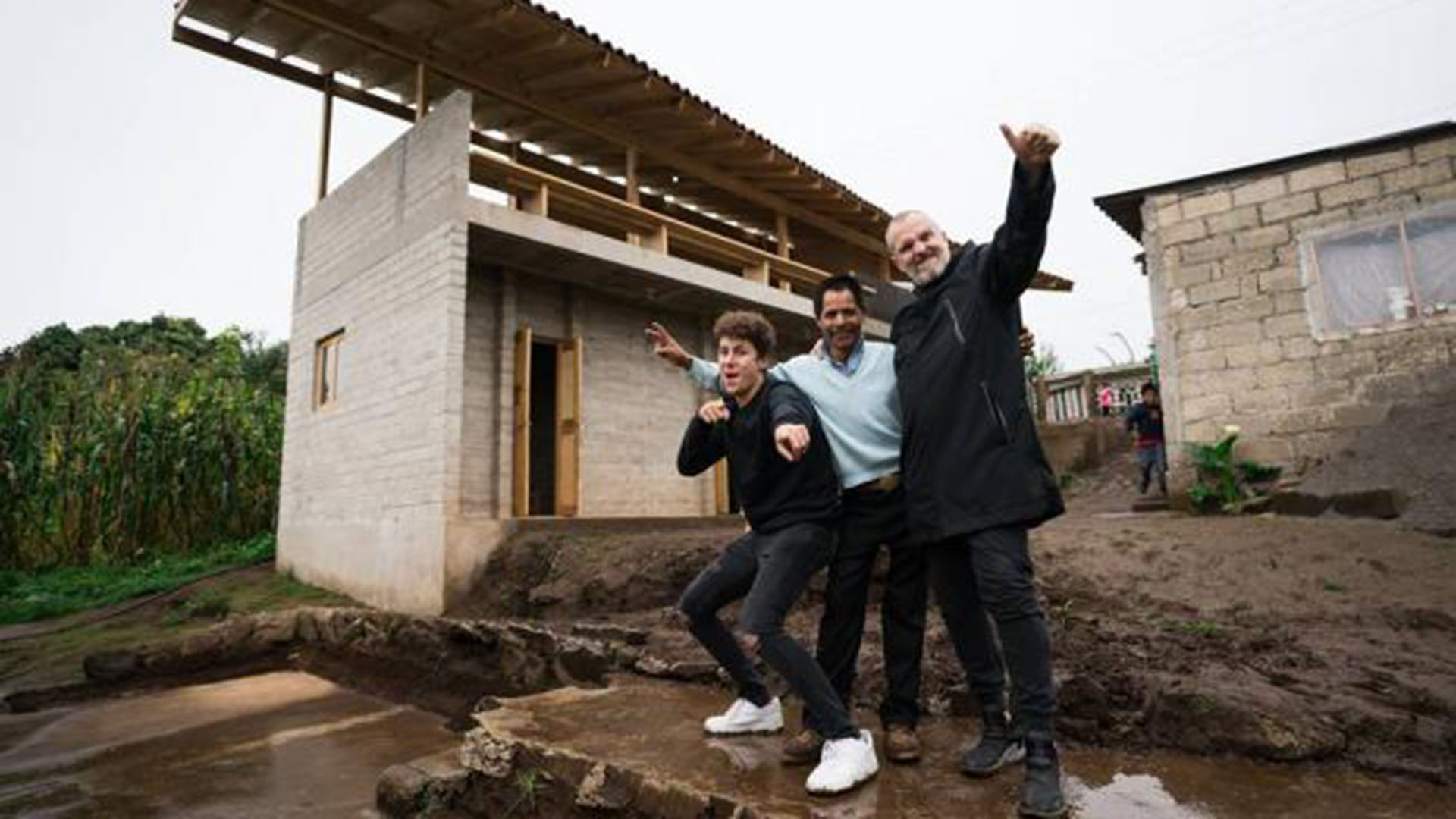 Durante la entrega de las casas en Ocuilán, se pudo ver la complicidad entre ambos (Foto: @ElJuanpaZurita)