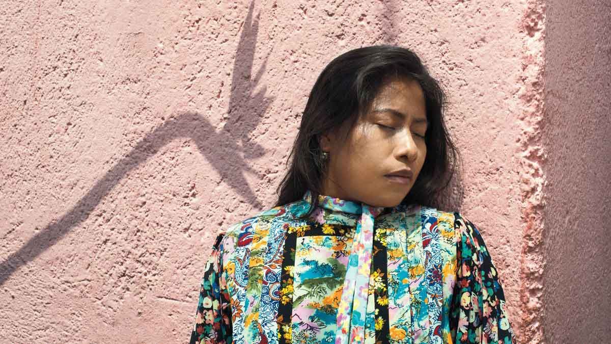 Critican a Yalitza Aparicio por usar ropa de la marca Louis Vuitton y Prada 