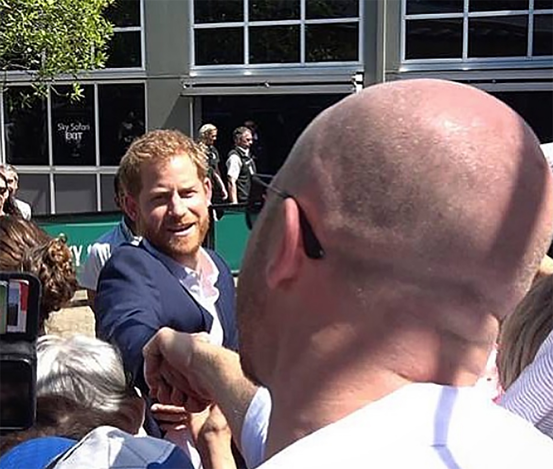 La reacción del príncipe Harry cuando un fanático intentó conquistar a Meghan Markle