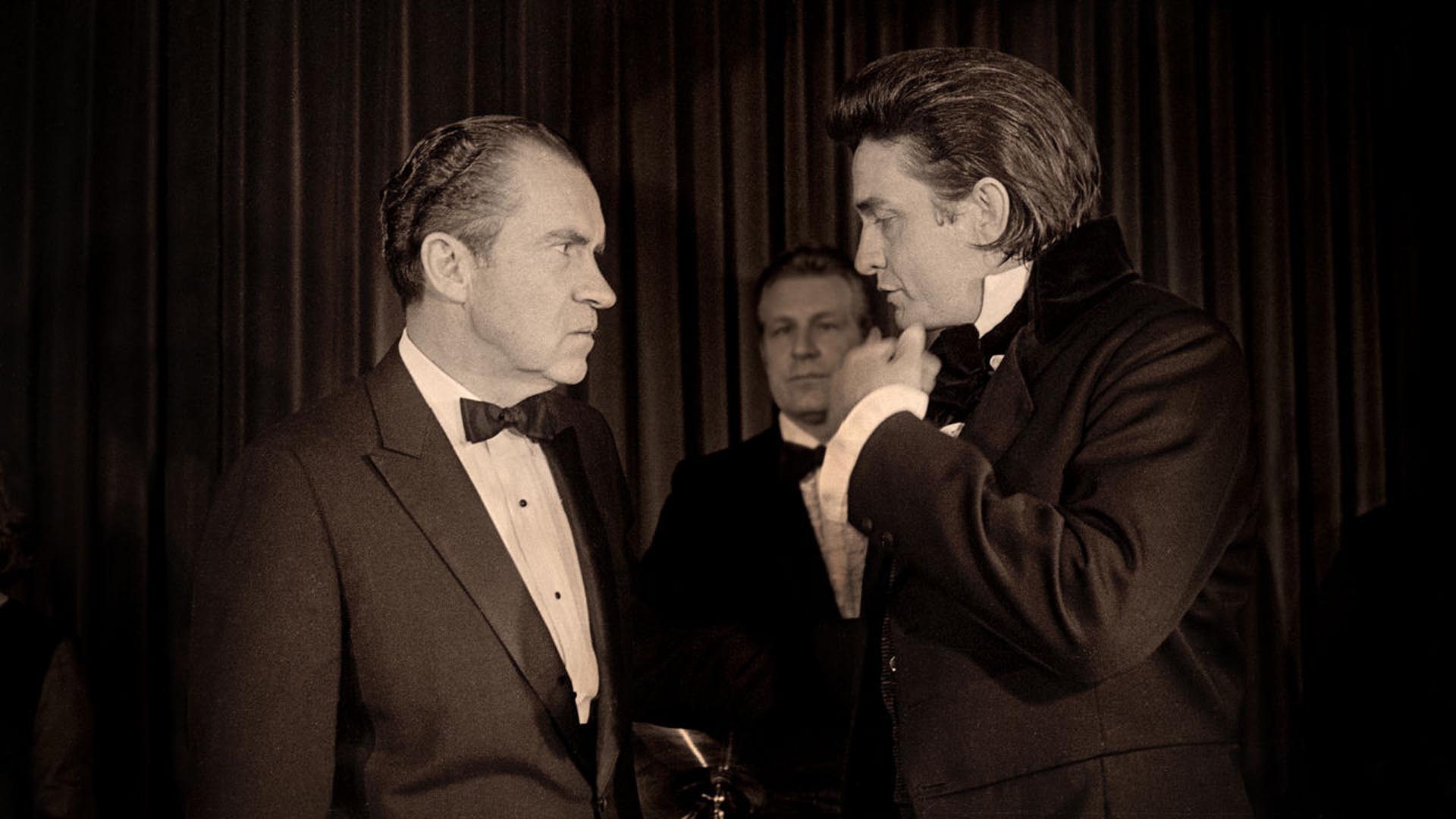 El presidente Richard Nixon junto a Johnny Cash antes de la desastrosa presentación en la Casa Blanca