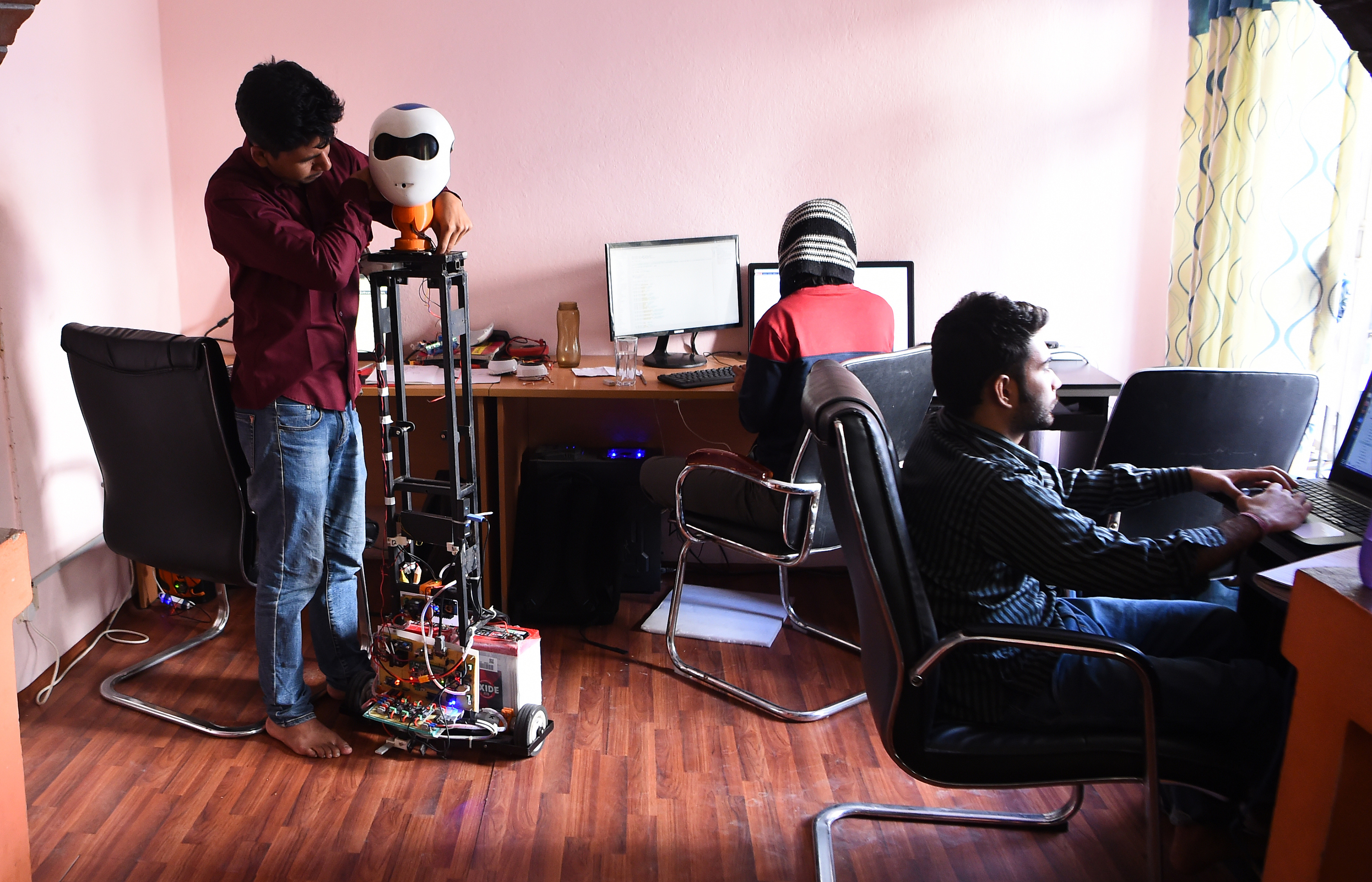 El restaurante en Nepal que es servido por robots mesoneros