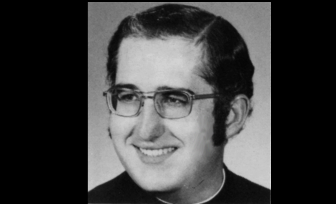 El sacerdote Michael Freeman, investigado en Pennsylvania, fue también denunciado en una parroquia del norte del estado de Nueva York (Diócesis de Buffalo, Directorio de Imágenes de Sacerdotes de 1983)