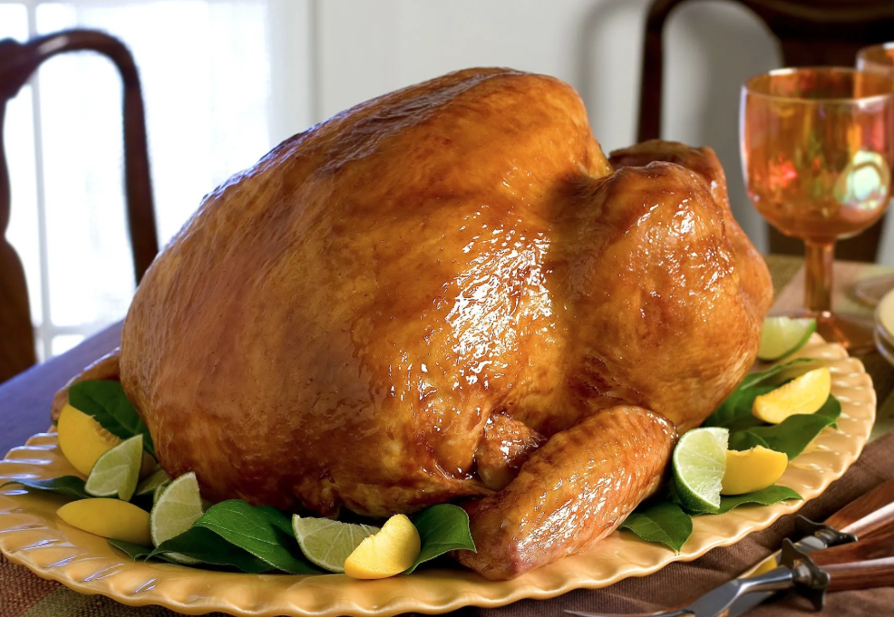 Pavo asado relleno con pan de maíz y aderezado con salsa de arándanos es el menú tradicional de Thanksgiving.