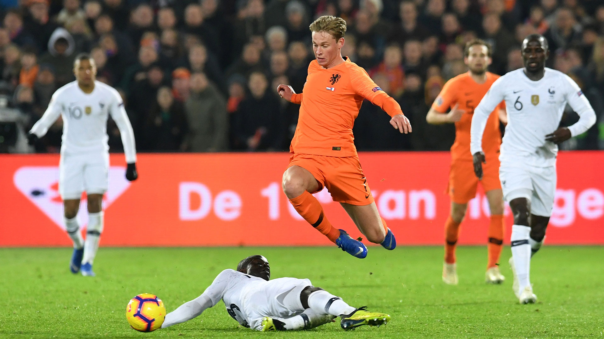 Frenkie De Jong, mediocentro de 21 años, es la nueva brújula en Holanda (Reuters)