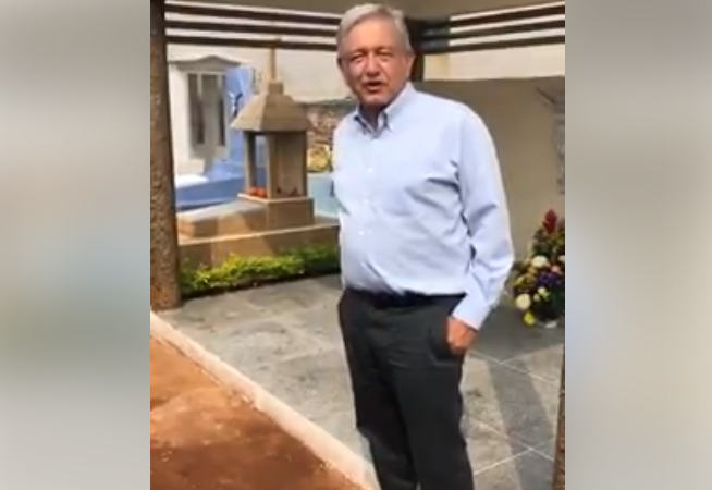 AMLO VISITA LA TUMBA DE SUS PADRES