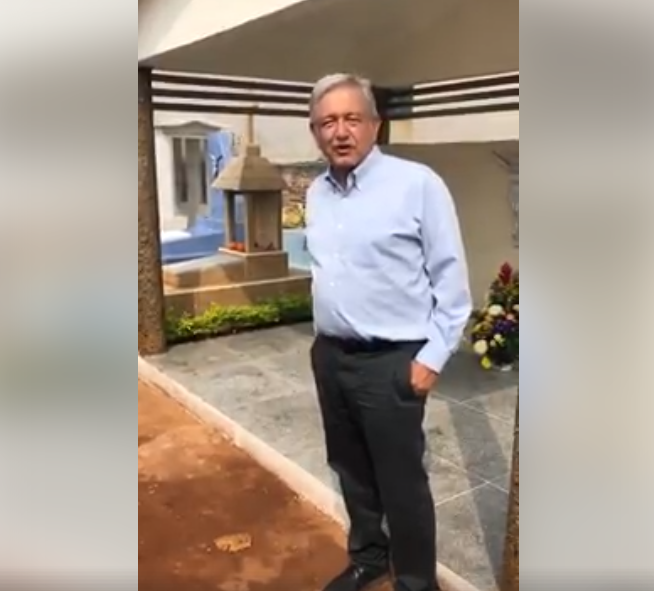 AMLO VISITA LA TUMBA DE SUS PADRES