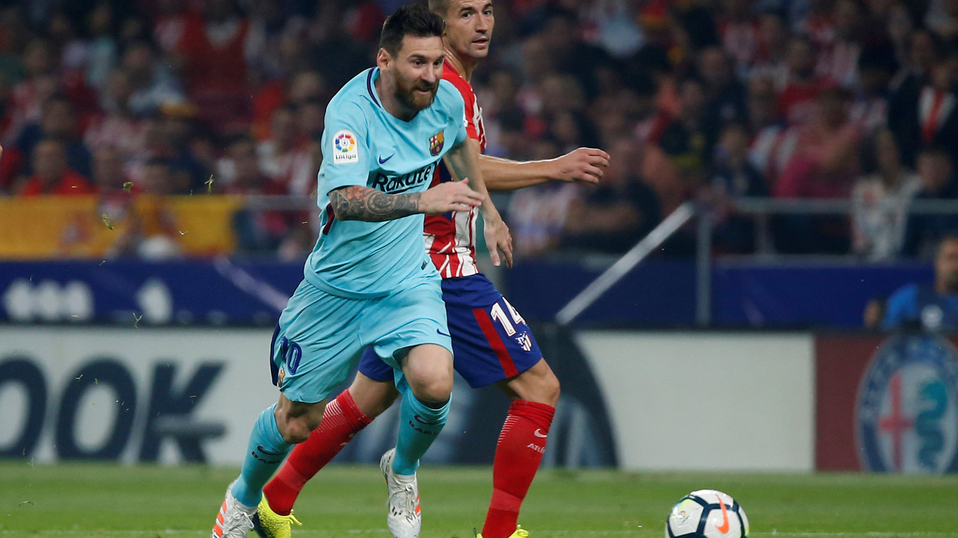 Barcelona y Atlético Madrid se baten a duelo por un lugar en la cima de la liga de España