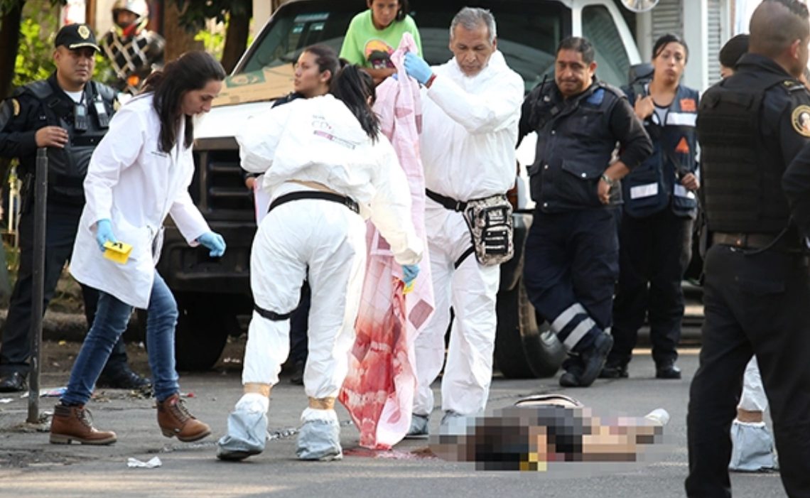 Cayo de la banqueta a la calle y un camión prenso su cráneo; a Miranda, de XV años