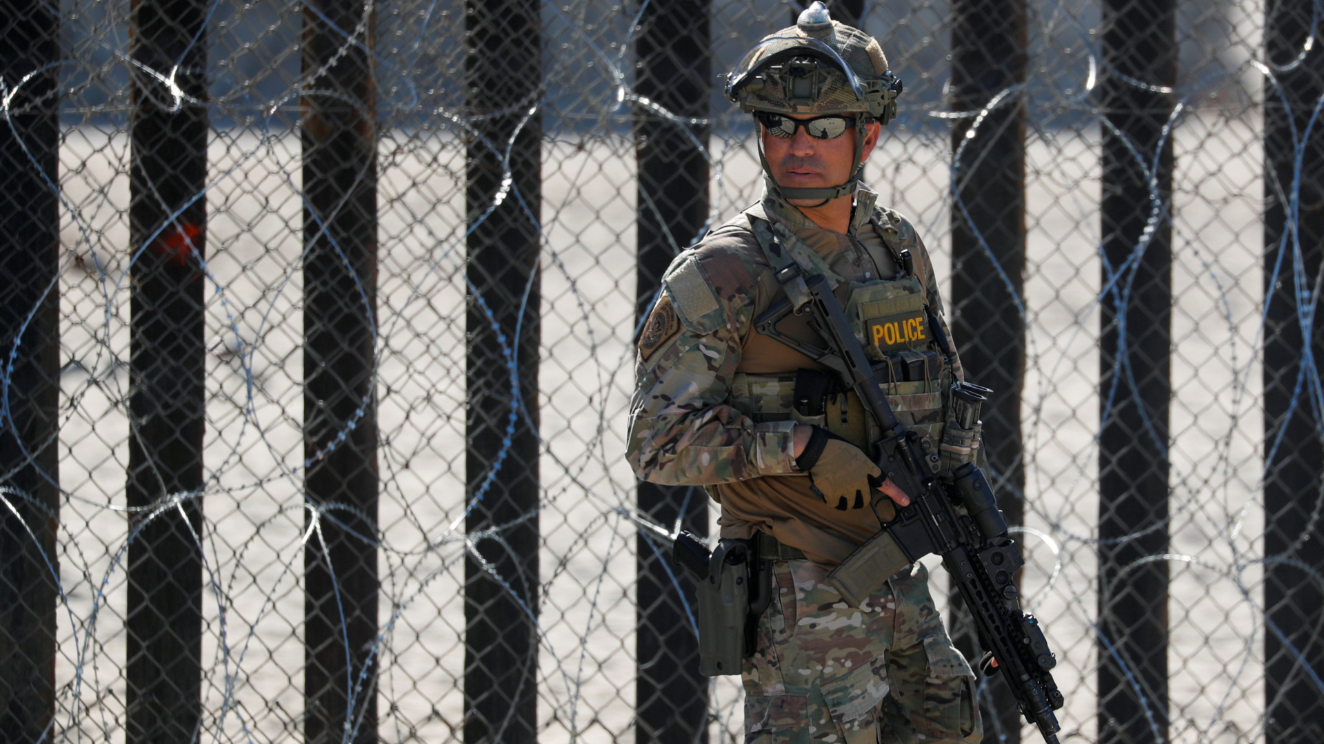 Un soldado del ejército de Estados Unidos en San Diego, California, en la frontera con México. (Reuters)