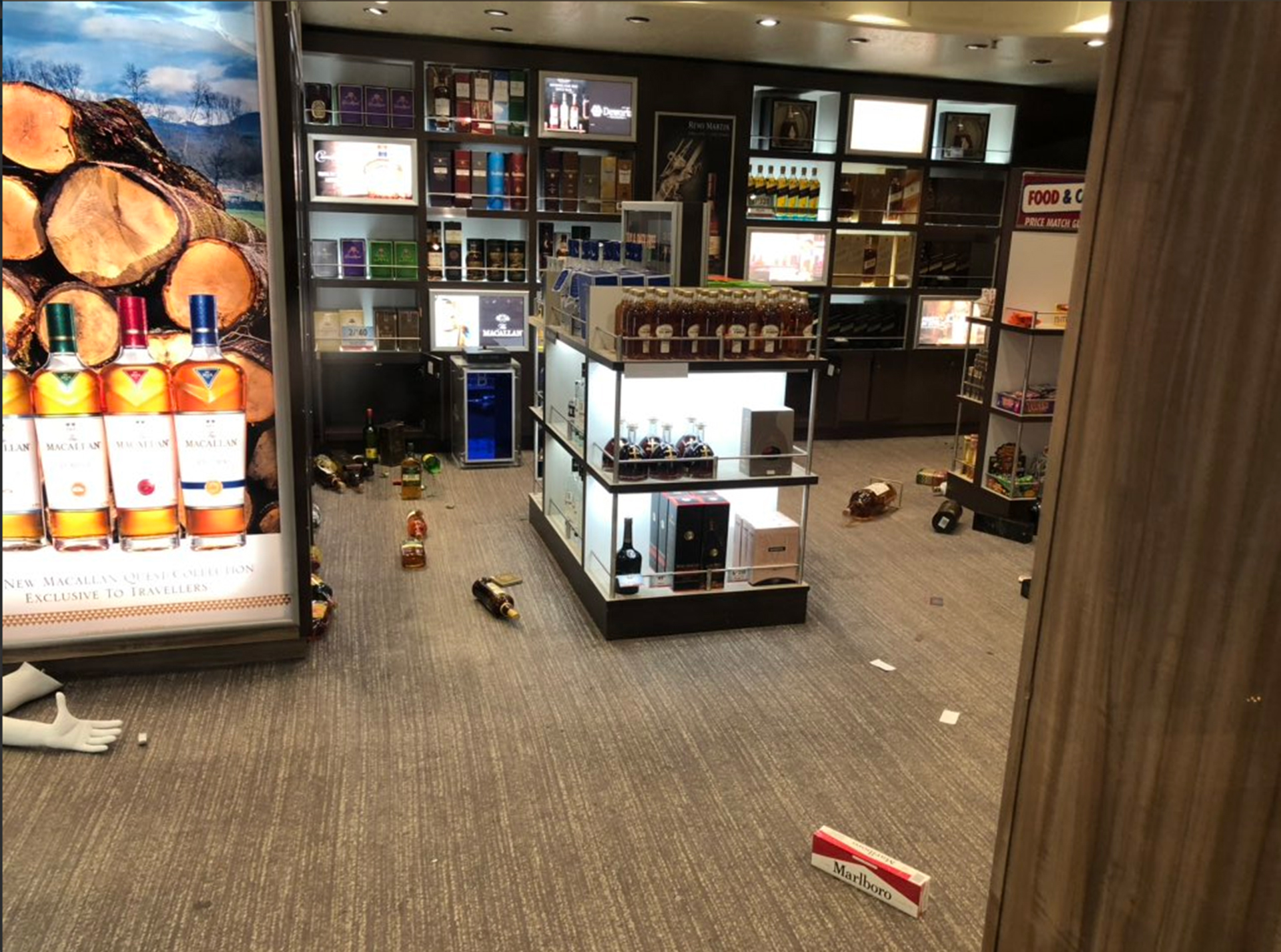 El incidente provocó que cayeran botellas y artículos sobre las alfombras (Foto: Facebook: David Crews)