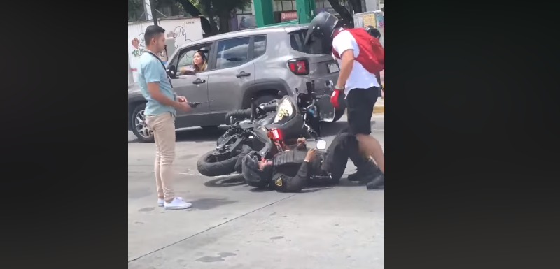Chocan Policía y civil sus motocicletas y someten al uniformado en cuestión de segundos; así lo grabaron