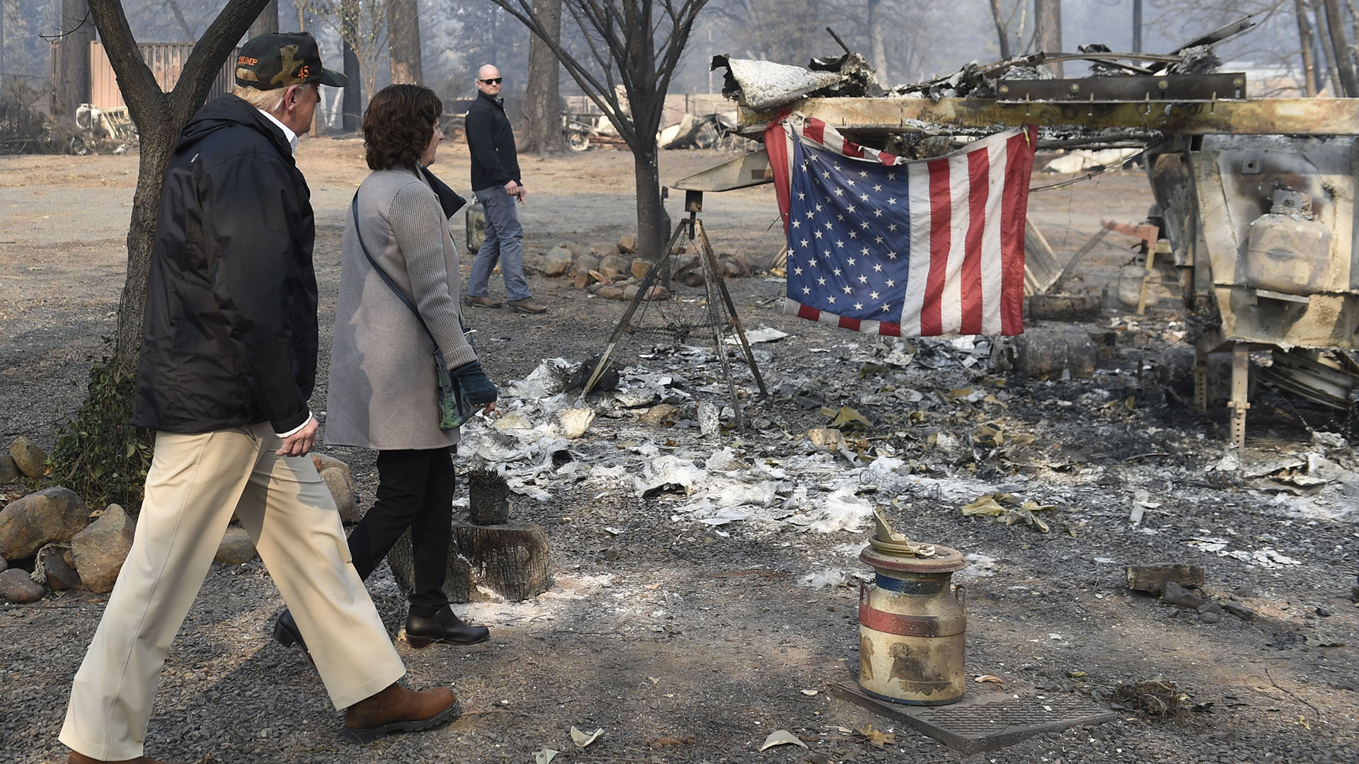 Trump, en las zonas devastadas por los incendios (AFP)