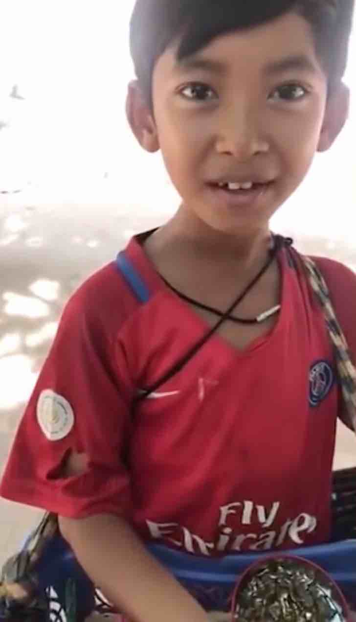 Niño camboyano que habla 15 idiomas irá a China a mostrar su talento en el canto. Saltó a la fama