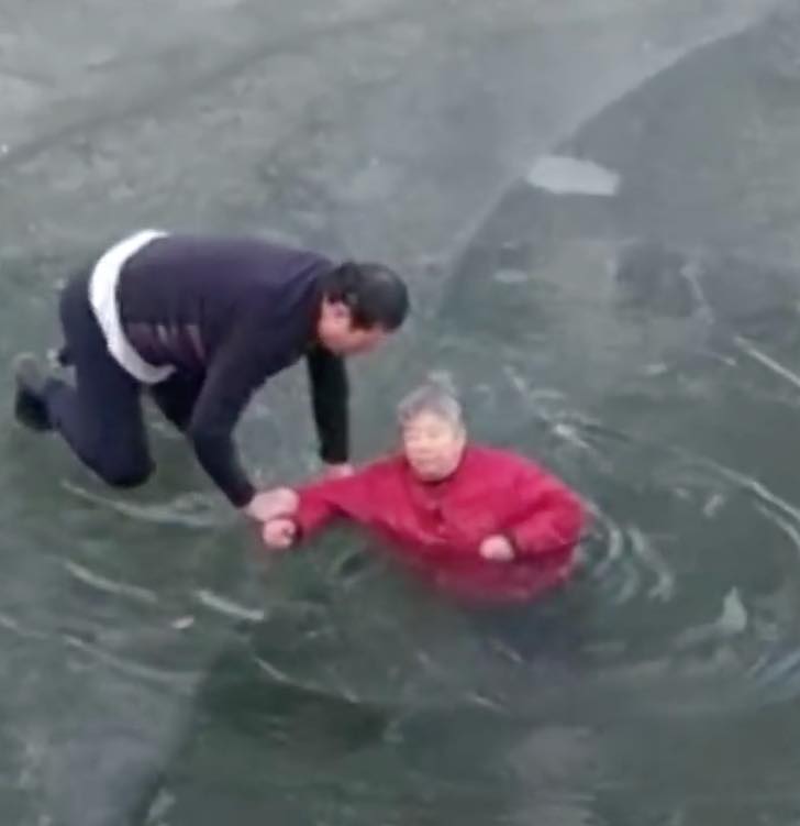 Arriesgó su vida para rescatar a una anciana atrapada en el río. Rompió el hielo dando puñetazos