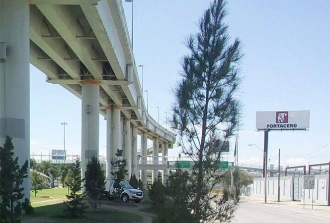 Vía Suicidio bajo de su Jetta en un puente, camino a la orilla y se lanzo