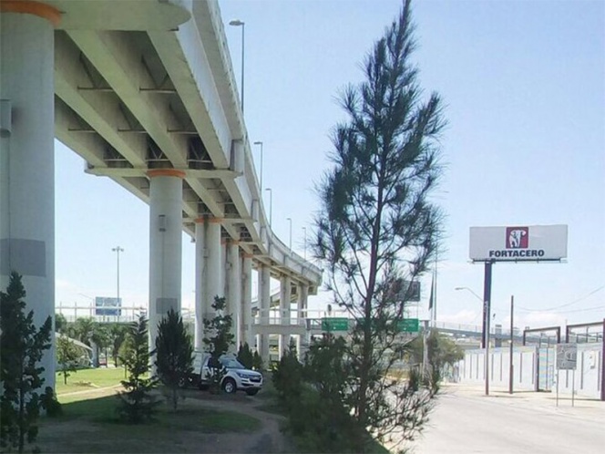 Vía Suicidio bajo de su Jetta en un puente, caminVía Suicidio bajo de su Jetta en un puente, camino a la orilla y se lanzoo a la orilla y se lanzo