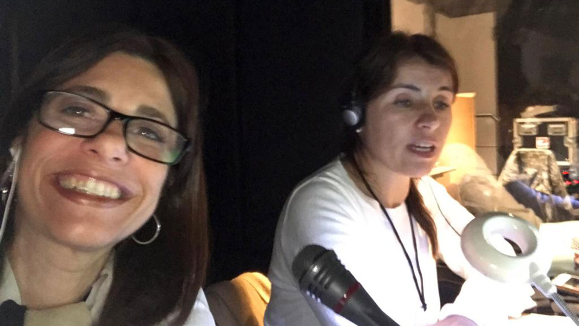 Paulina Casabé y Eugenia Mahiques, en plena tarea en una cabina de tradución