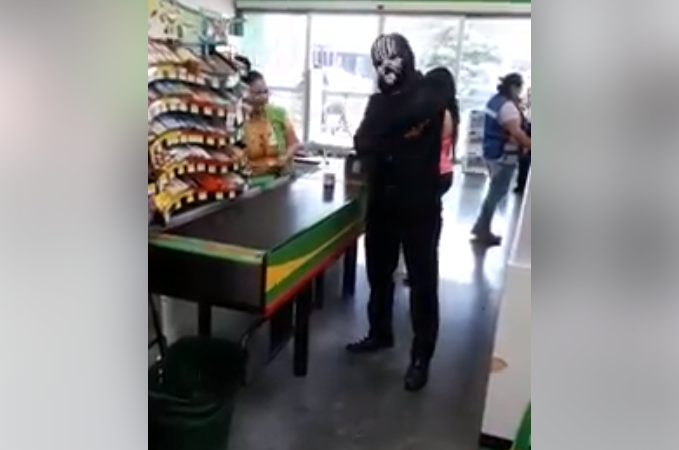 Mago hizo demostración de Magia en tienda Bodega Aurrera