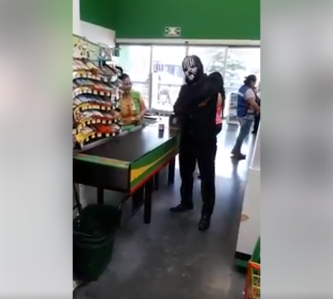 Mago hizo demostración de Magia en tienda Bodega Aurrera