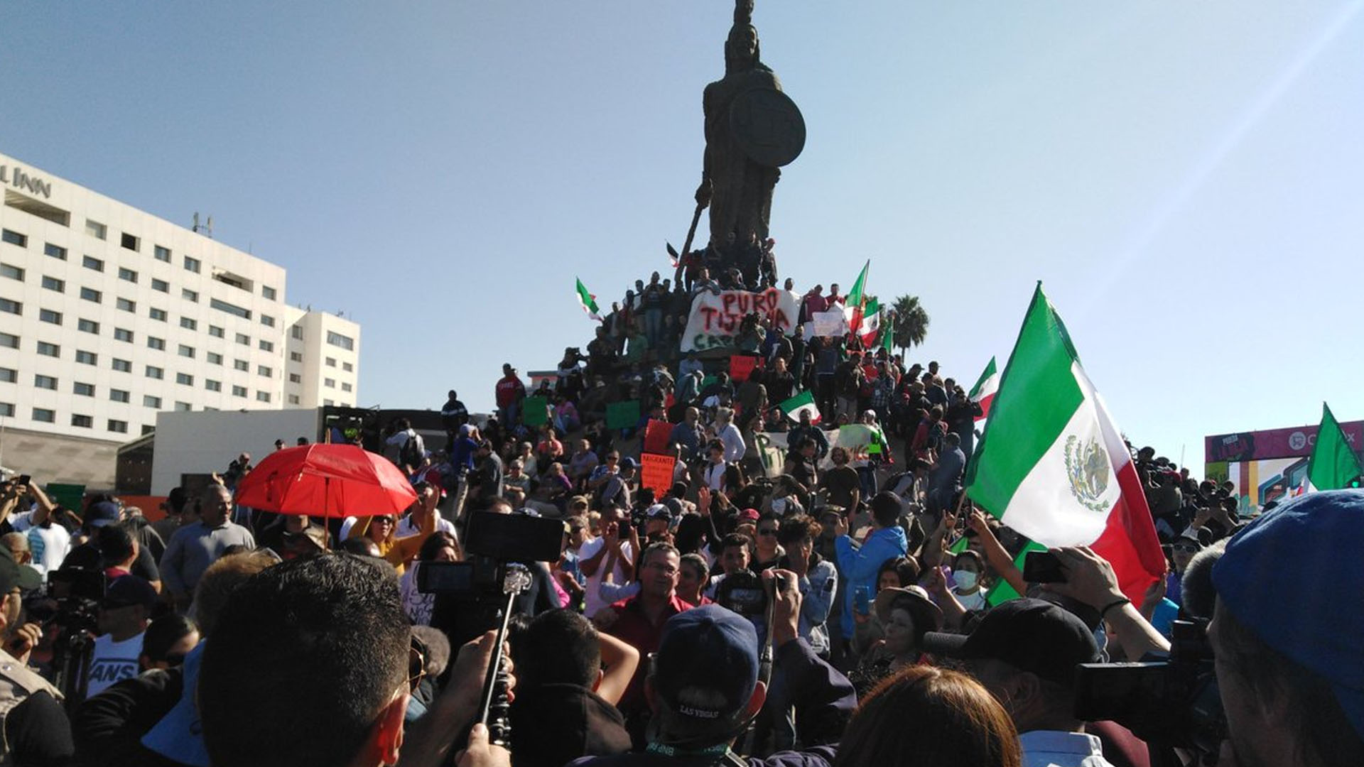 En una céntrica glorieta de la ciudad de Tijuana se manifestaron contra los migrantes. (Foto: @KaeuferTobias)