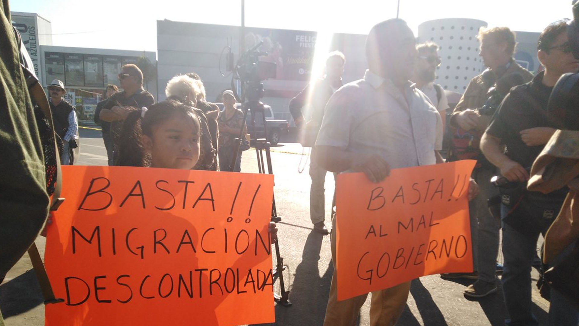 Los tijuanenses que rechazan la llegada masiva de centroamericanos. (Foto: @KaeuferTobias)