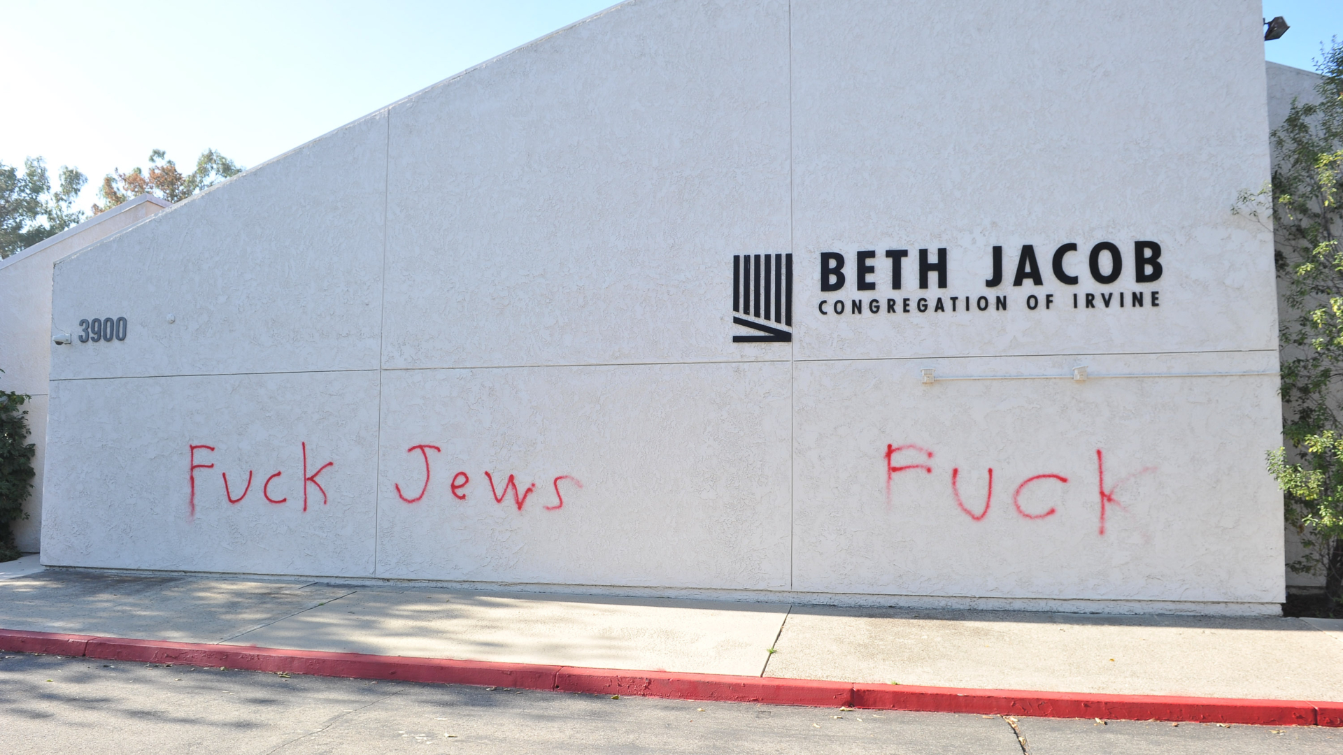 Graffiti antisemita a una sinagoga en Los Ángeles días después de la masacre en Pittsburgh.