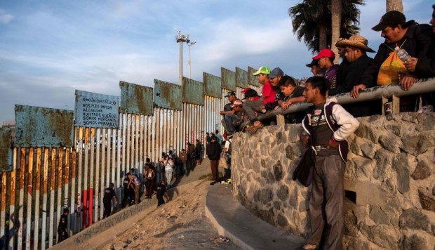 Los migrantes hondureños deberán esperar al menos cuatro meses en Tijuana para solicitar asilo en EEUU (Foto: AFP)