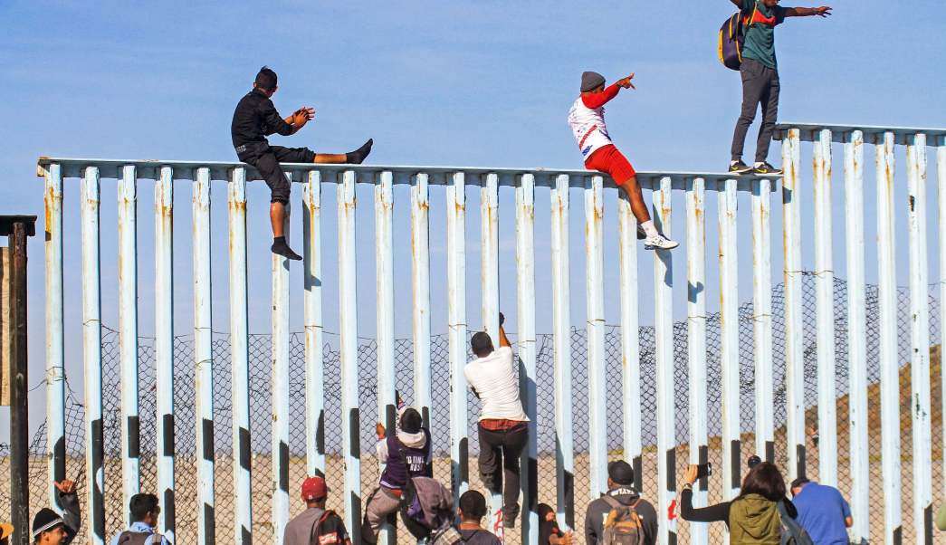 Aproximadamente 100 intentan cruzar la frontera de Tijuana con Estados Unidos