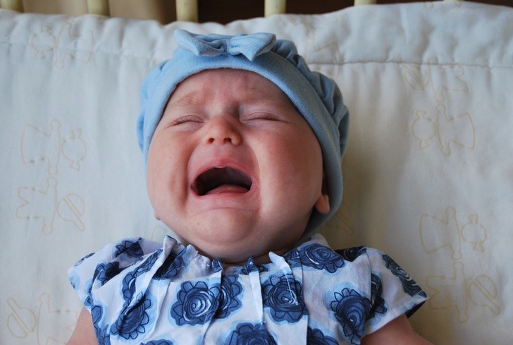 Madre mantiene a su bebé dormida con un guante inflado. Es la mejor forma de poder hacer otras cosas