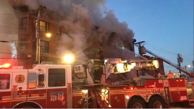 Bomberos sofocan incendio en edificio de Azcapotzalco