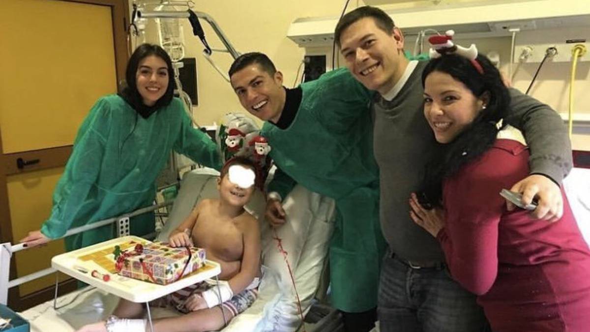 Cristiano Ronaldo visita hospital para llevar la Navidad