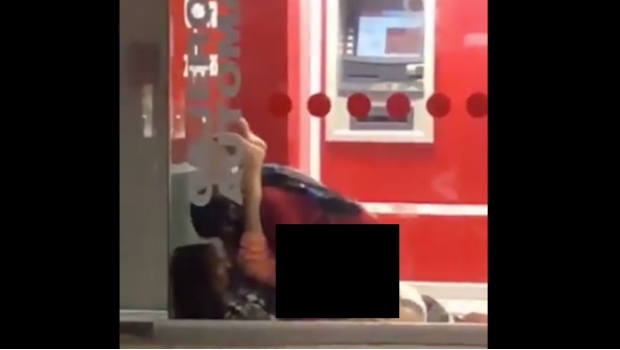 Pareja impúdica tuvo sexo en Cajeros de Banco Santander