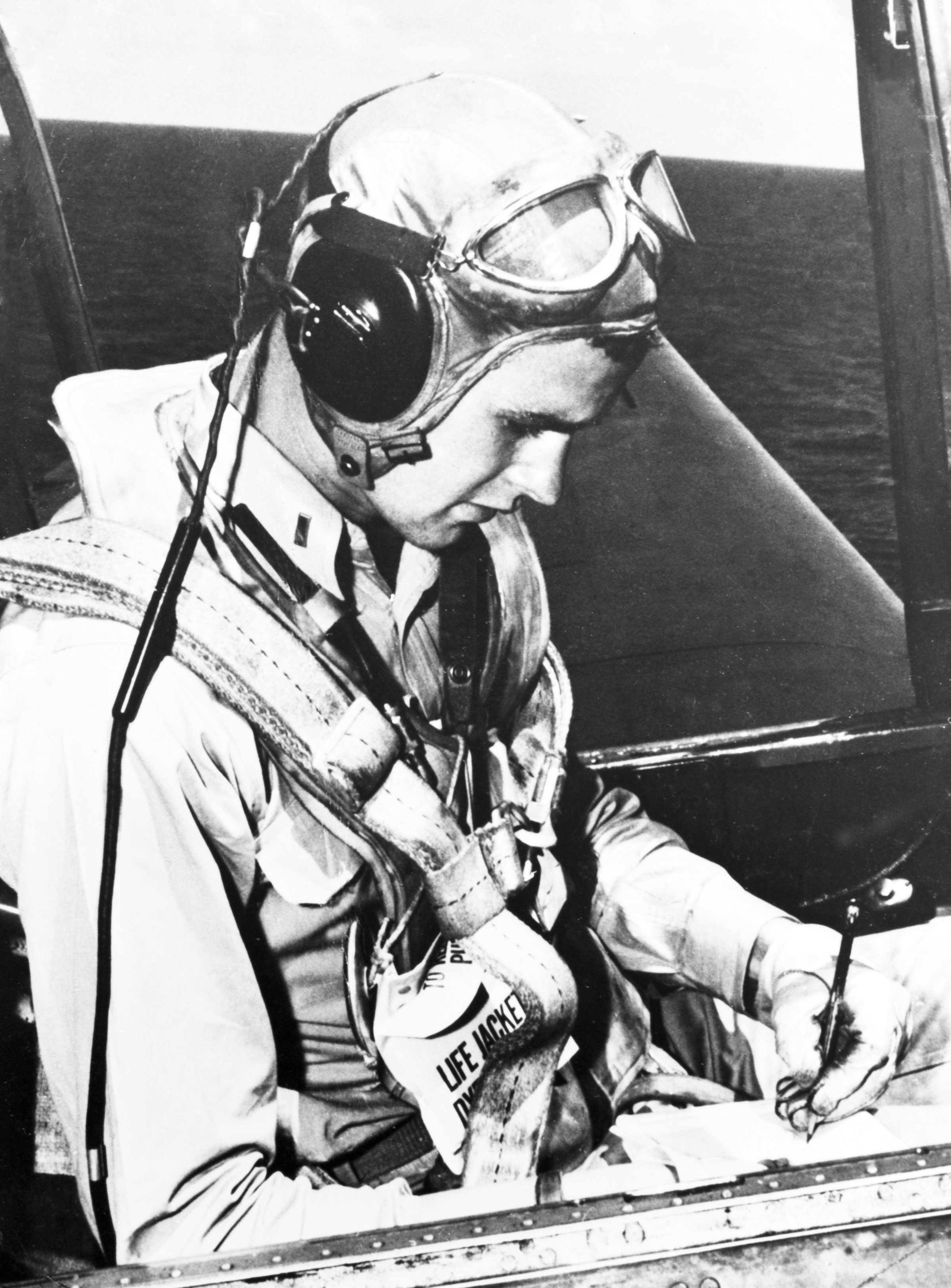 George H. W. Bush sentado en la cabina de un avión Avenger en 1945. (George Bush Presidential Library and Museum/Handout via REUTERS)