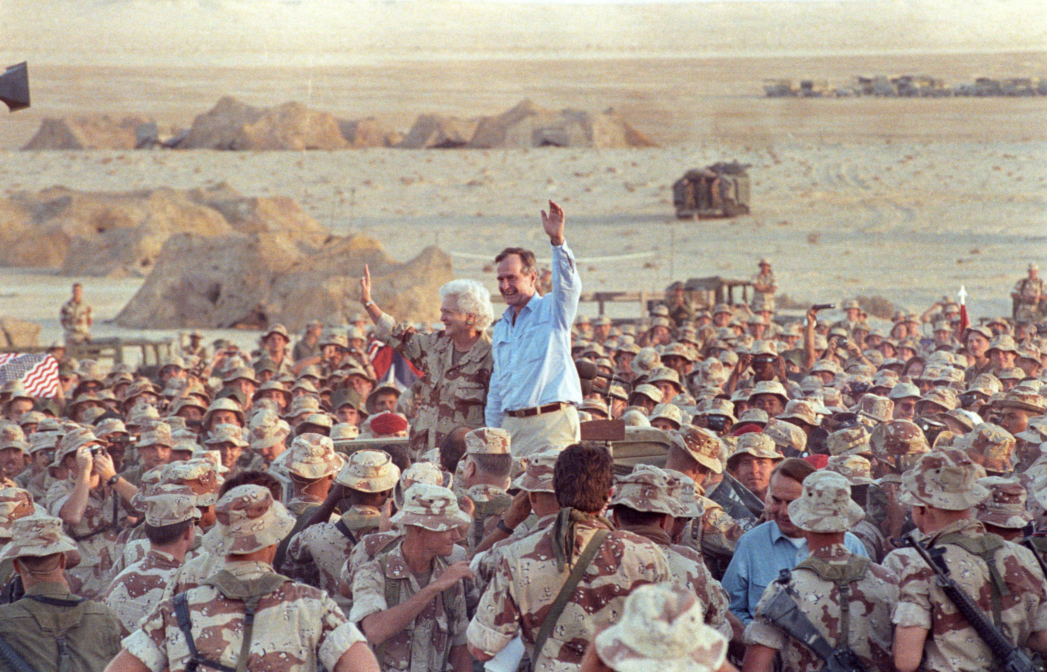 George H. W. Bush waves saluda a Marines and members, luego de las celebraciones del de Día de Acción de Gracias en el desierto saudita el 22 de noviembre de 1990. (REUTERS/Rick Wilking)