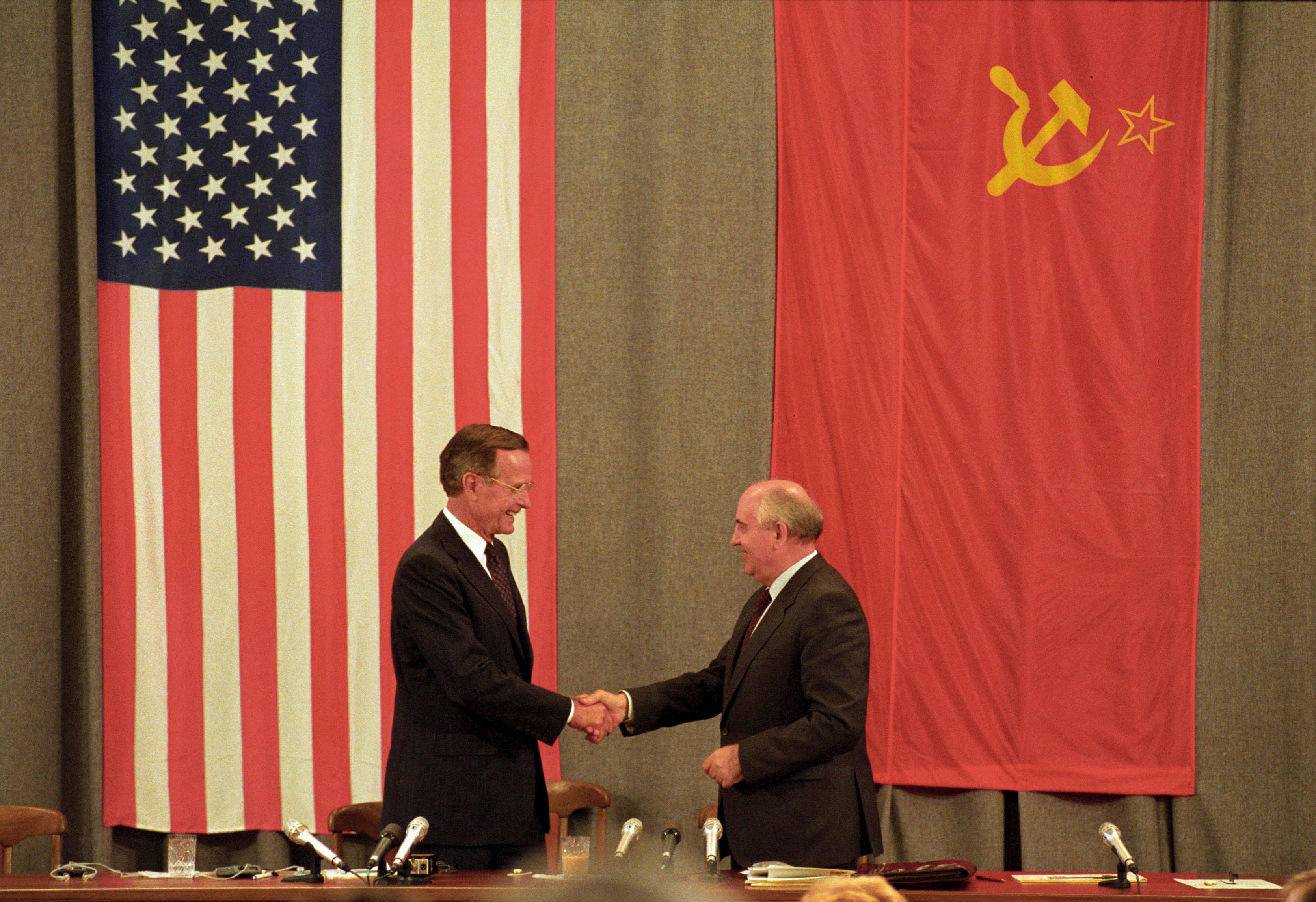 George H. W. Bush y Mikhail Gorbachev. (REUTERS/Rick Wilking)