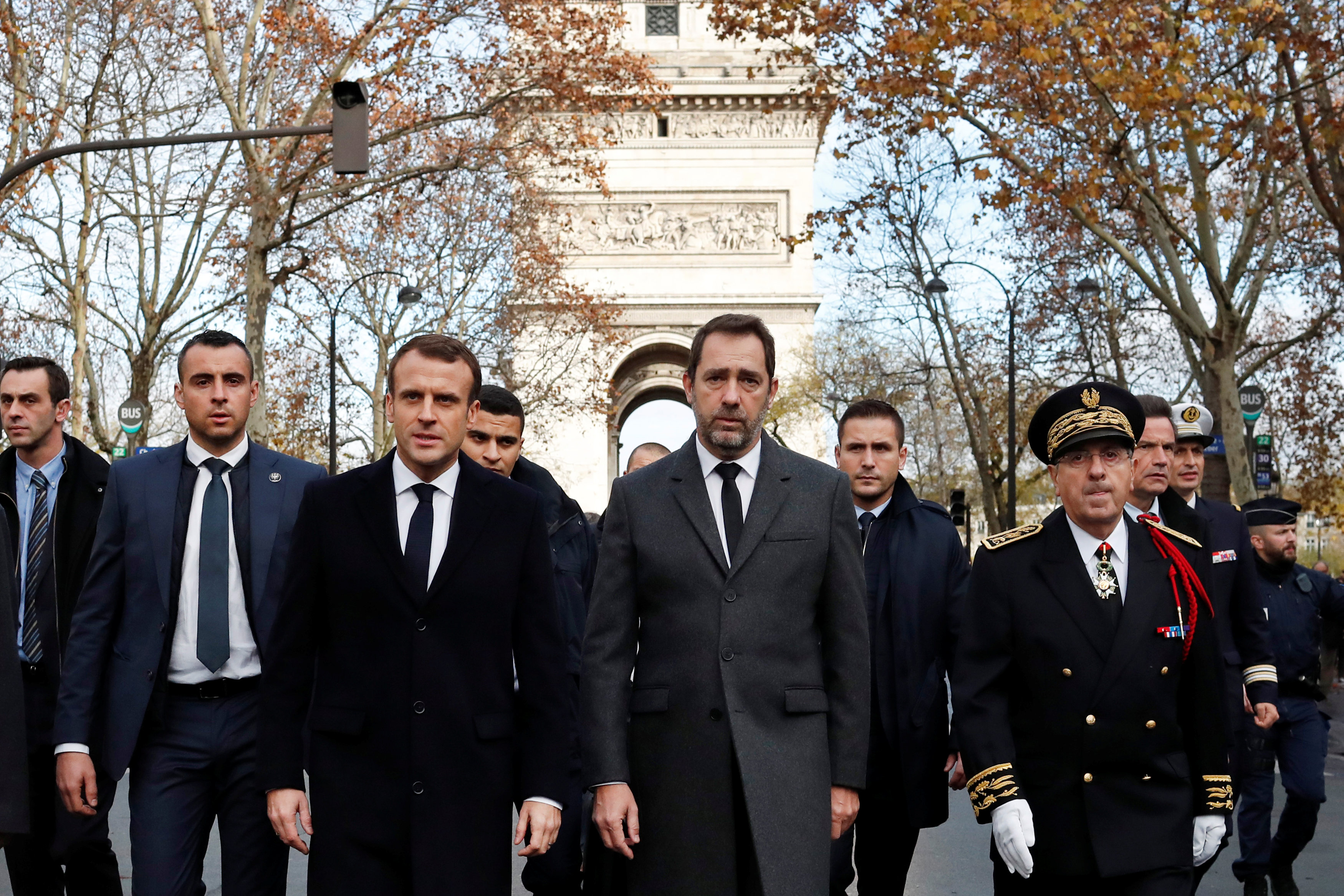 Macron recorrió el domingo las zonas devastadas por los “chalecos verdes” en París (Thibault Camus/Pool via REUTERS)