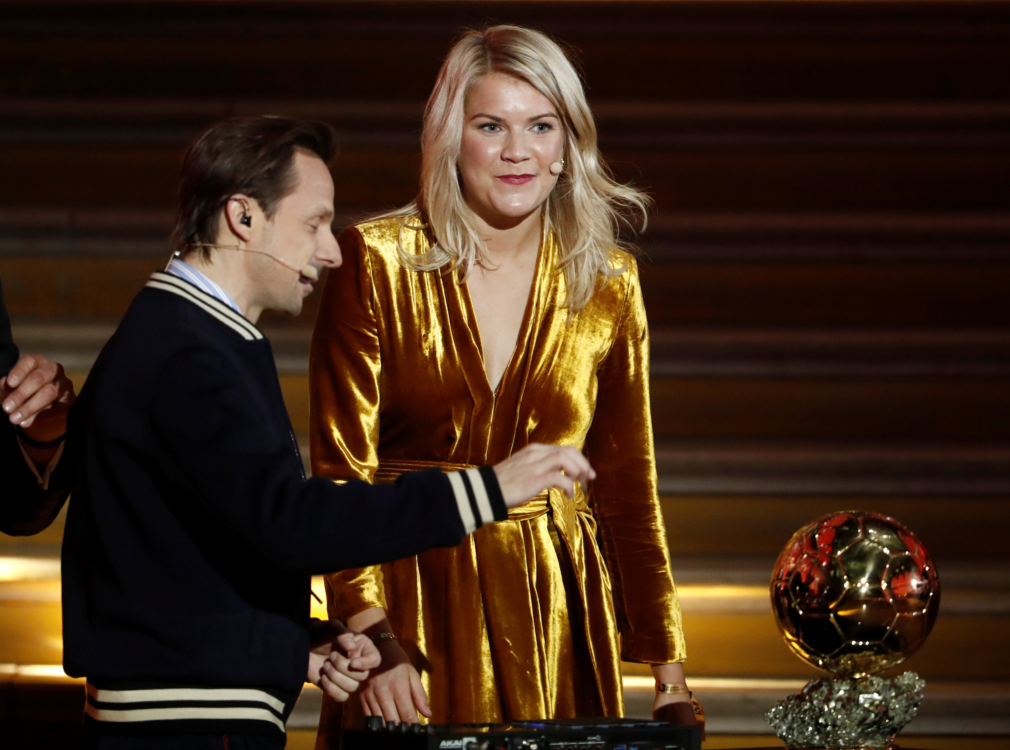 La jugadora del Olympique Lyon y ganadora del balón de Oro Ada Hegerberg con el co presentador de la entrega del Balón de Oro Martin Solveig (REUTERS/Benoit Tessier)