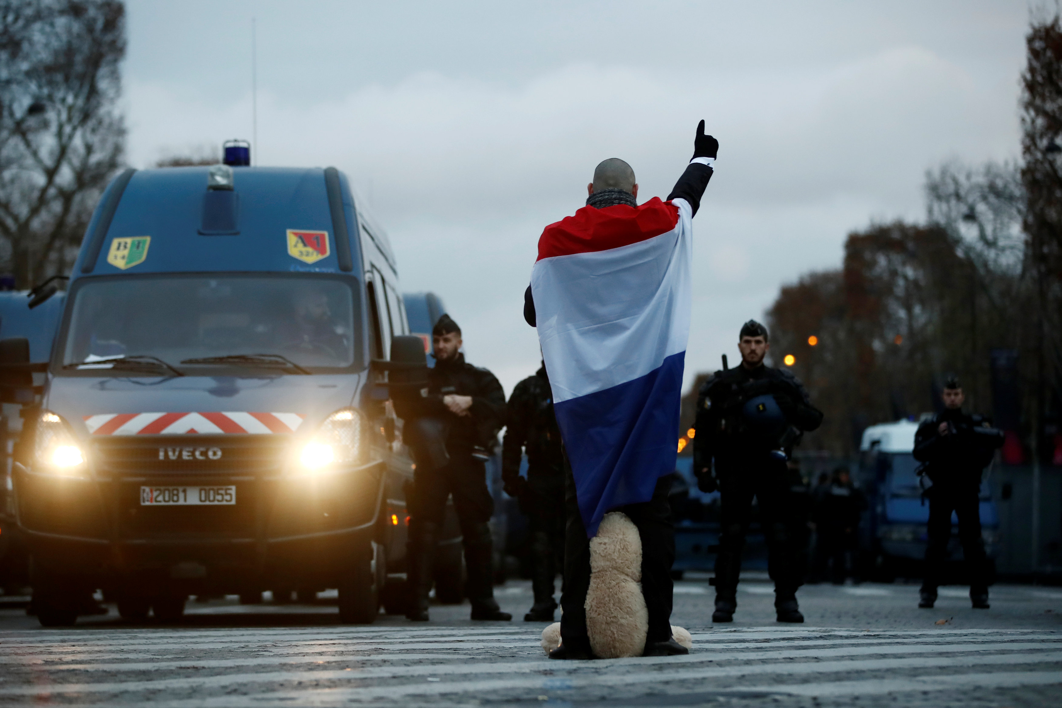 Un manifestante con la bandera francesa en la avenida de los Champs-Elysees de París antes del comienzo de una nueva jornada de protestas (REUTERS/Christian Hartmann)