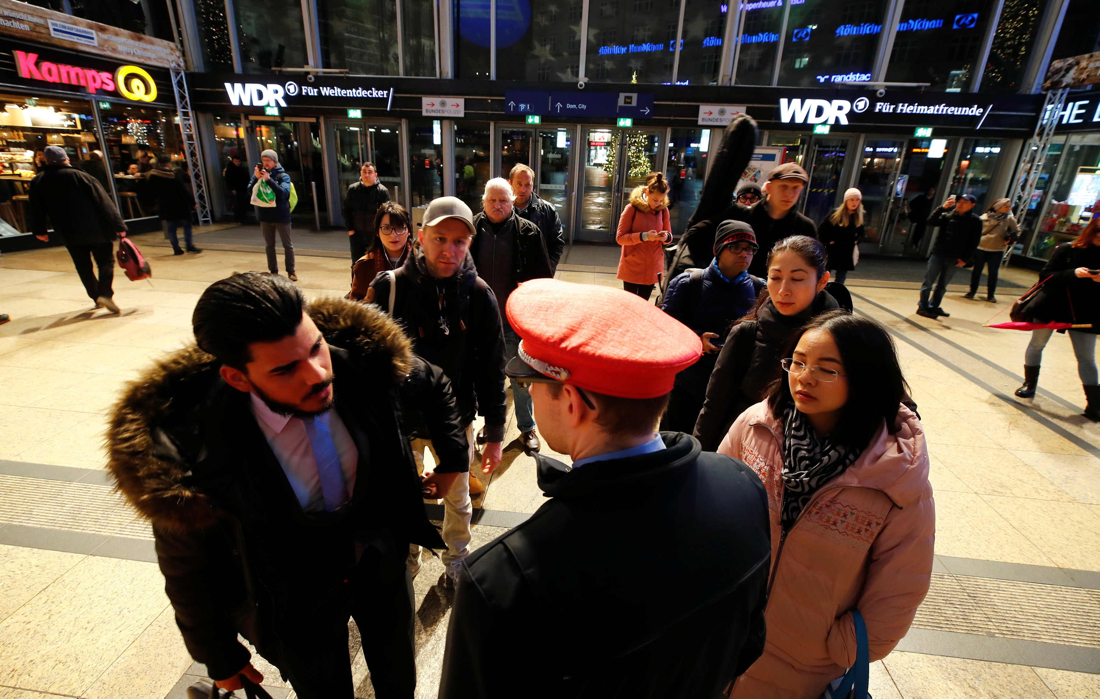 Pasajeros piden información sobre la huelga en Colonia (REUTERS/Wolfgang Rattay)