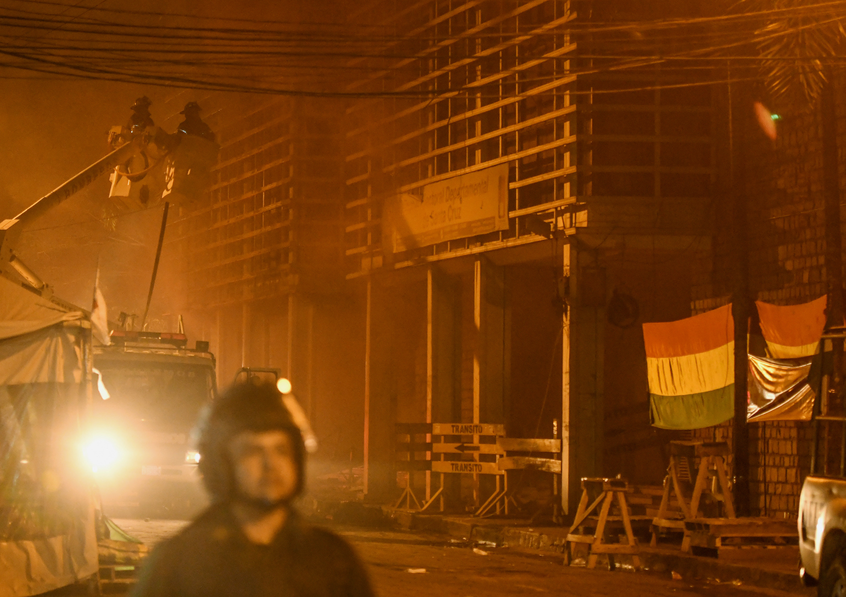 Un bombero frente al edificio del Tribunal Electoral quemado en Santa Cruz, Bolivia (REUTERS/Rodrigo Urzagasti)