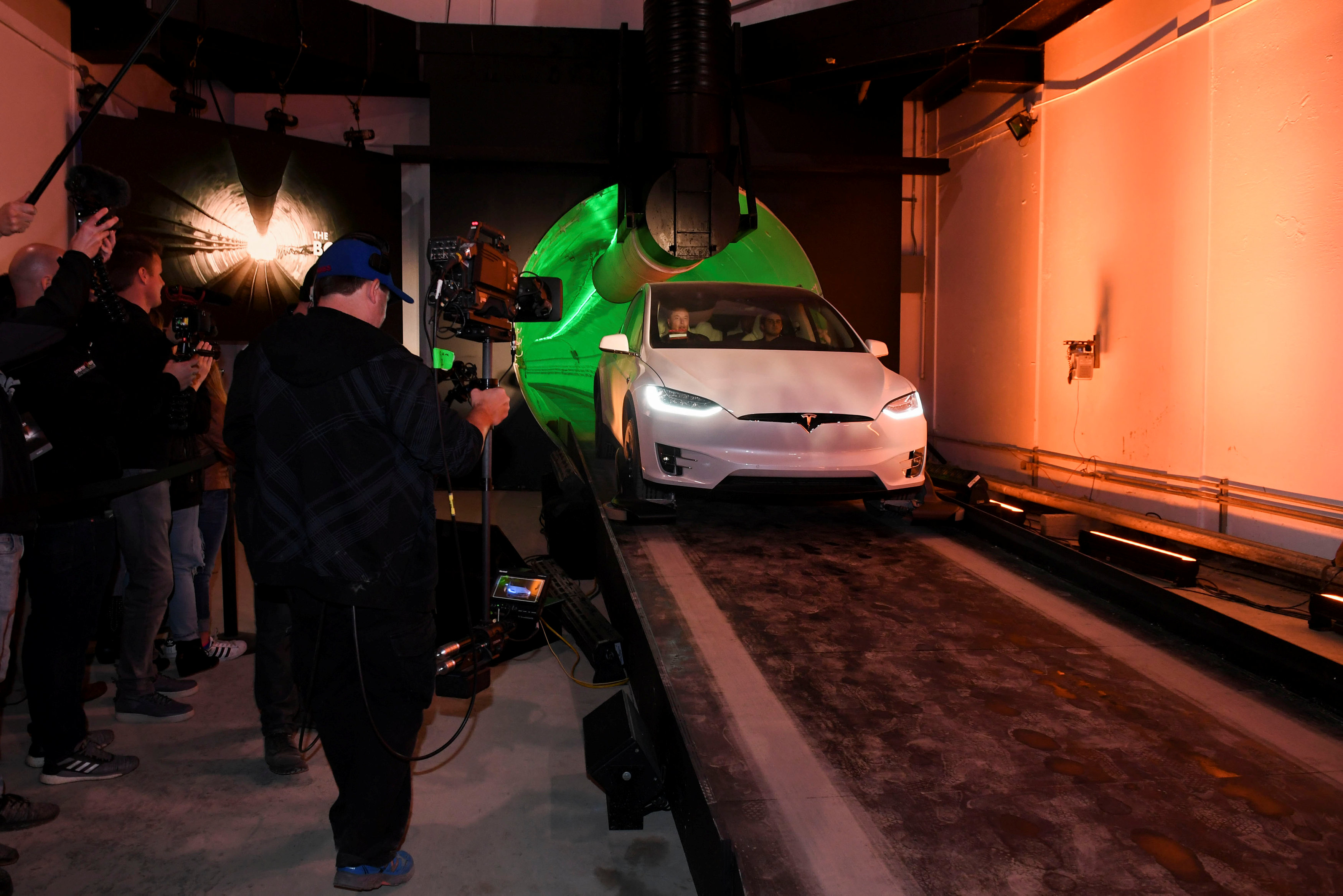 Elon Musk a bordo del Telsa en el túnel (Robyn Beck/Pool via REUTERS)