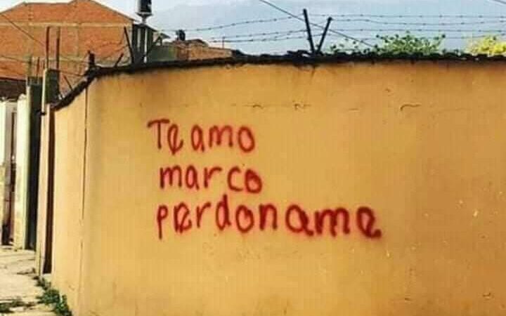 Muchacha enamorada pinta paredes pidiendo perdón a su amado