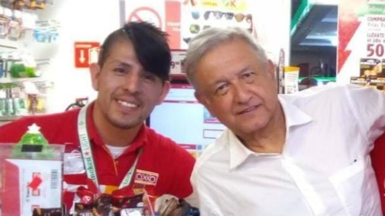 Captan al presidente AMLO en tienda OXXO preparando café