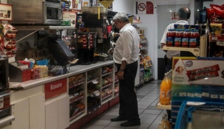 Captan al presidente AMLO en tienda OXXO preparando café