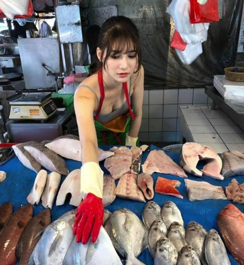 Vendedora de pescado china se vuelve viral por su belleza