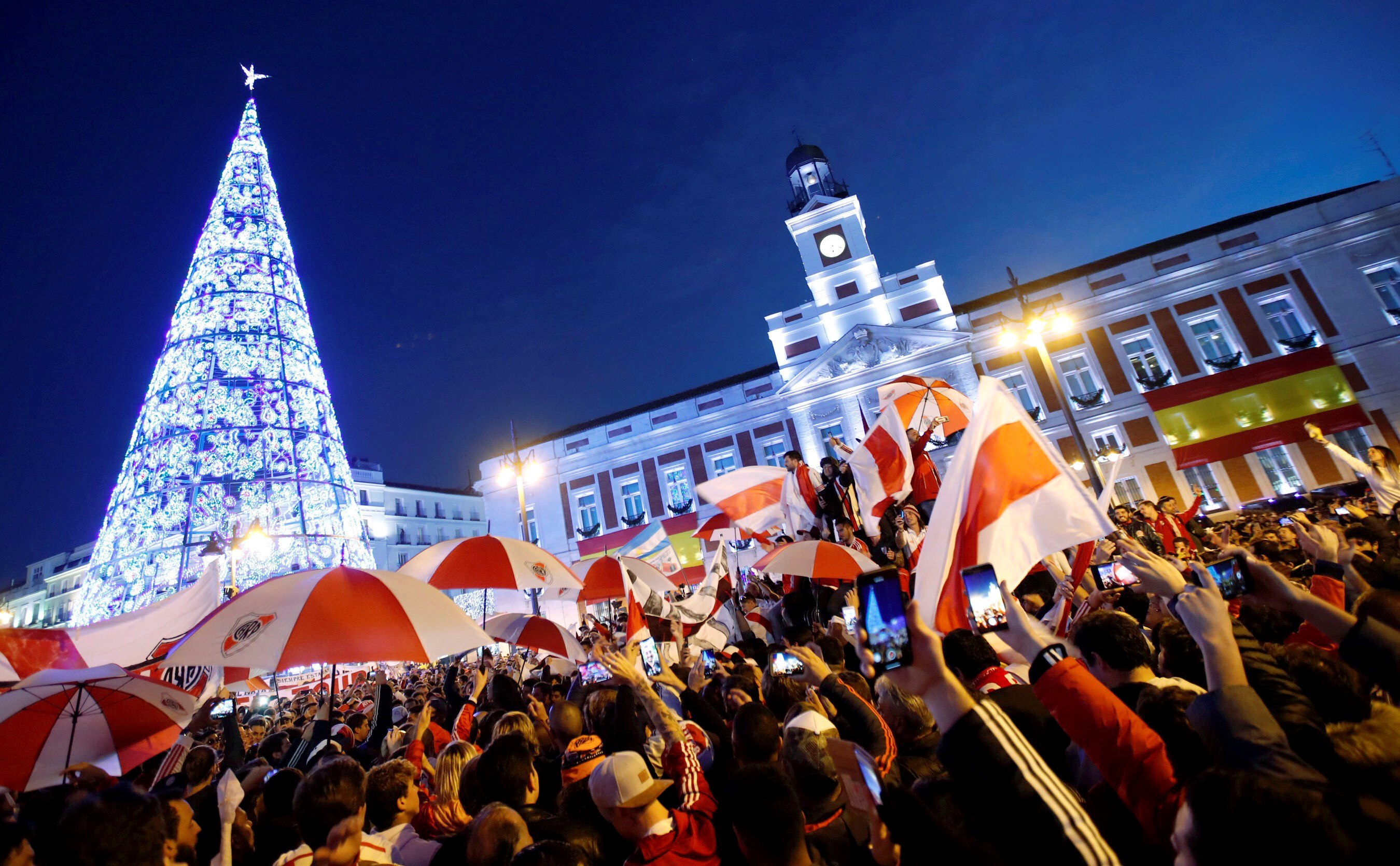 Los aficionados de River Plate también abarrotaron la Puerta del Sol de Madrid en la previa de la final de la Copa Libertadores con un banderazo memorable. (Foto: Javier López, Efe)